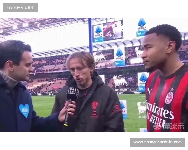 AC米兰恩昆库点球命中后与莫德里奇庆祝